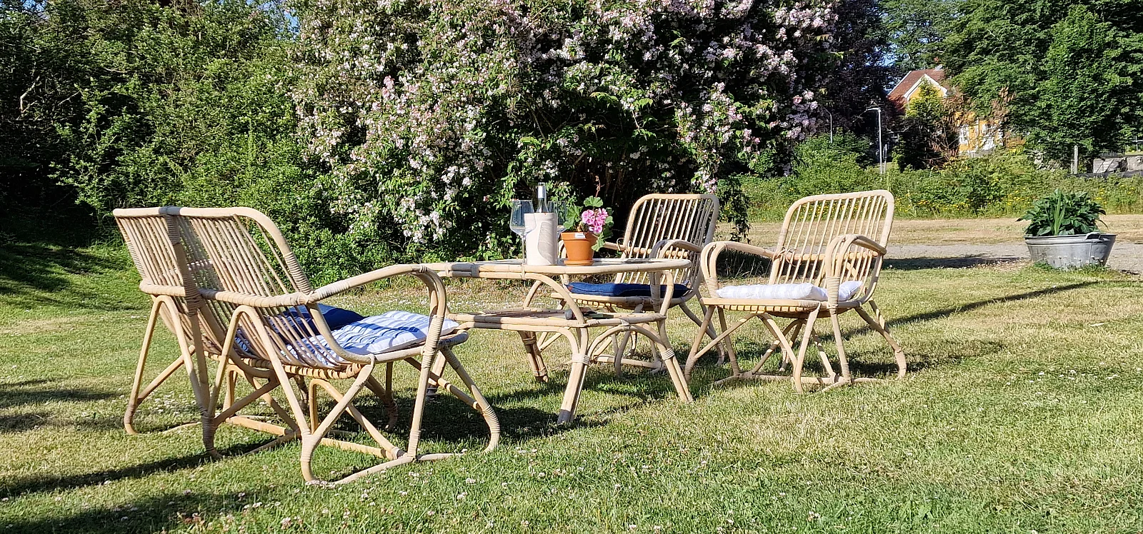 Restaurangen har öppet för lunch och middag endast vid bokning